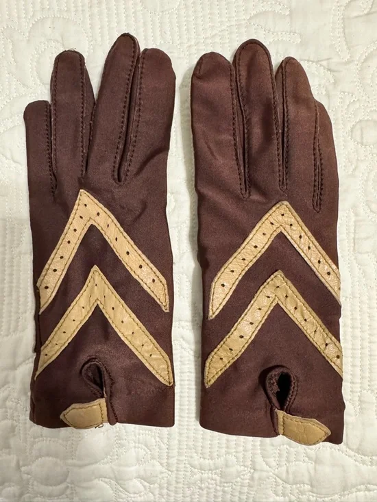 Classic Isotoner Brown Gloves with Tan Chevron Leather Accents - Picture 1 of 6